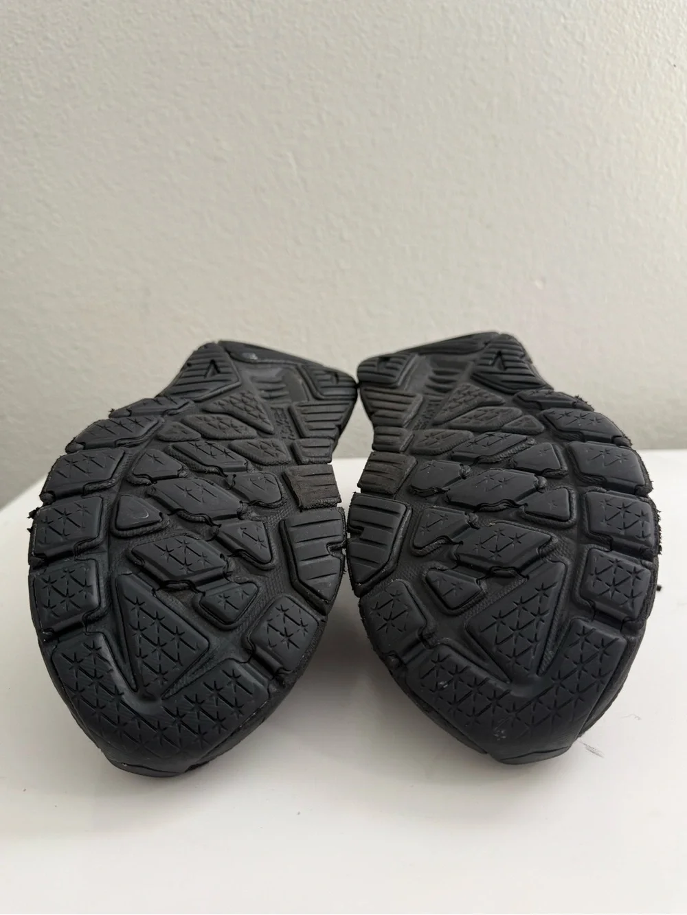 Hoka Arahi 7 Men size 7.5 All-Black Plush Cushion Running Shoes - Picture 8 of 9
